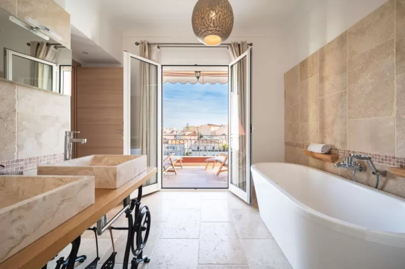La Chambre de Rosy, Menton, La Fabrique à Poupées
