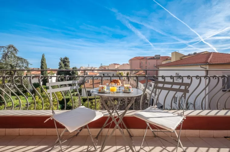 Petit déjeuner sur la terrasse de L'Atelier de France