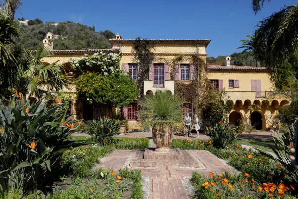 HÉBERGEMENTS POUR VISITER LE JARDIN BOTANIQUE VAL RAHMEH À MENTON, Menton, La Fabrique à Poupées